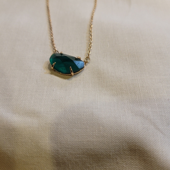 Elegant Green Pendant Necklace - Picture 5 of 7